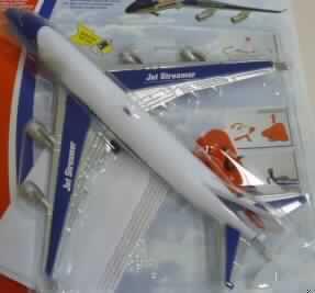 Anderes als zuvor von der Position 9503 erfasstes Spielzeug mit eingebautem Motor, aus Kunststoff, sog. Jet Streamer.

Es handelt sich um ein ca. 25 cm langes und 7 cm hohes, blau-weißes Spielzeug in Form eines Flugzeugs auf Rollen, vollständig aus Kunststoff, mit eingebautem Elektromotor, Batteriefach und Aufhängeöse. Das Flugzeug kann mit einer Schnur an die Decke gehangen werden. Im eingeschalteten Zustand, wobei das Bugrad als On-/OFF-Schalter dient, beginnt sich der Propeller am Heck des Flugzeuges zu drehen; der Flieger kreist an der Decke.

Die Ware ist auf einer bunt bedruckten Pappkarte aufgeblistert und dient der spielerischen Unterhaltung von Kindern.

Ein Bild der Ware befindet sich im Internet unter http://ec.europa.eu/taxation_customs/dds/ebticau_de.htm.