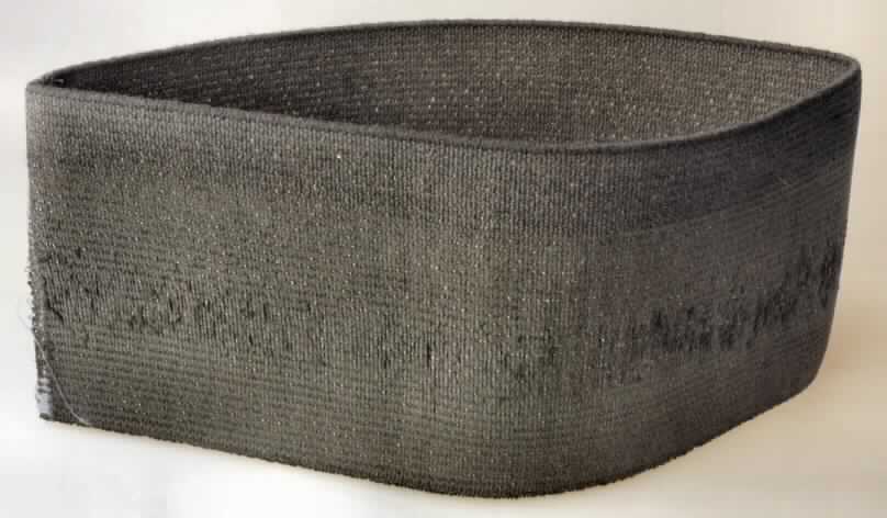 Treibriemen, sog. Spandex Riemen, Foto siehe Anlage,
- endlos, an den Schmalseiten zusammengenäht, mit einer Breite von etwa 8 cm und einem Umfang von 40 cm,
- aus einem etwa 2 mm dicken, elastischen Gewebe aus laut Antrag Garnen aus 65 % Polyester 
  (synthetische Chemiefasern) und 35 % Baumwolle sowie Elastomergarnen (synthetische Chemiefasern), 
- an den Längsseiten mit echten Webkanten,
- dient laut Antrag als Treibriemen für den Warentransport auf Förderbändern.

"Treibriemen aus Spinnstoffen"