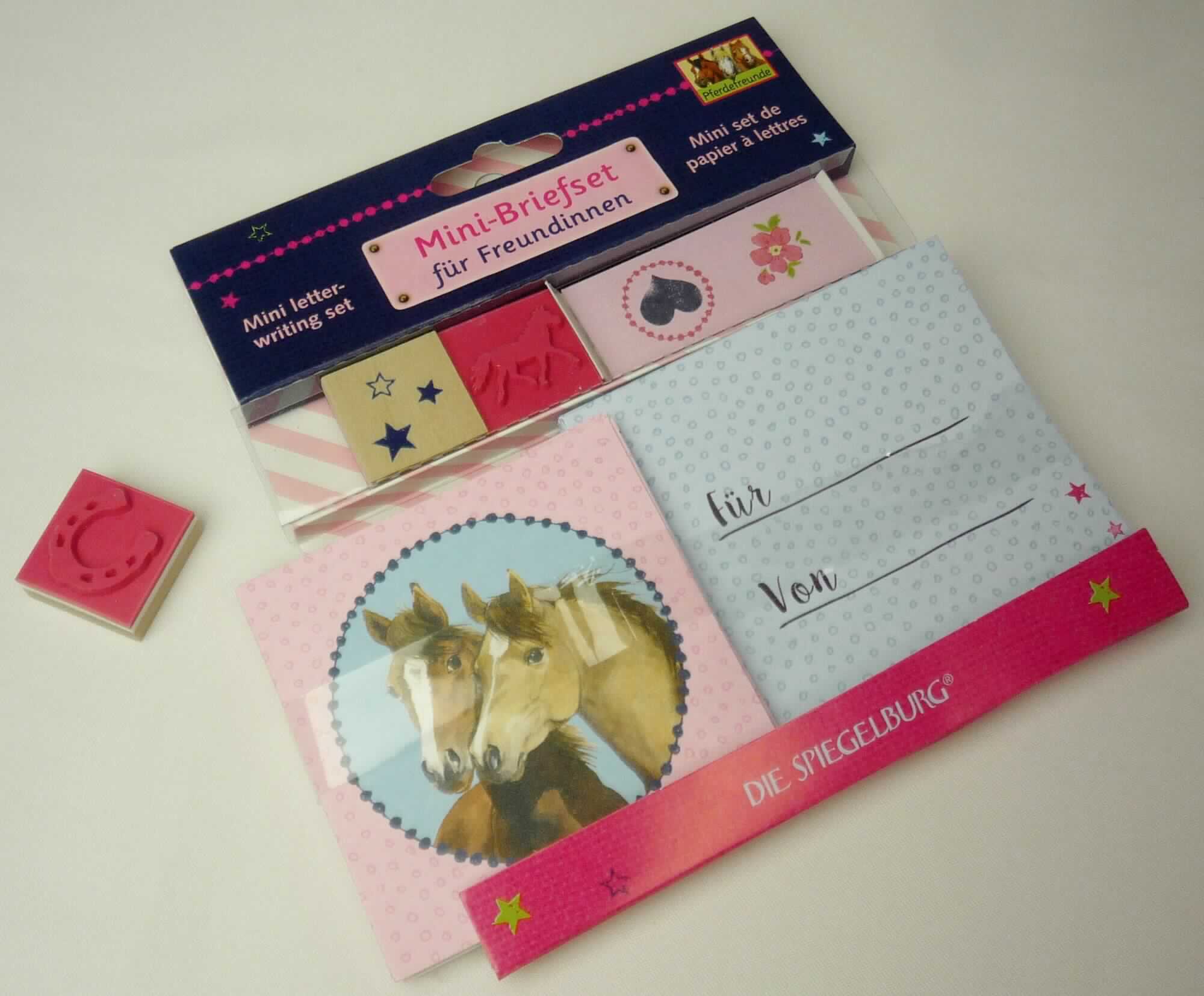 Es handelt sich bei dem sog. "Mini Briefset, Art. 13879" um eine Warenzusammenstellung in Aufmachung für den Einzelverkauf, bestehend aus: 

-	drei quadratischen Stempeln für den Handgebrauch, Seitenlänge 2,5 cm, mit den Motiven: Sterne, Hufeisen, Pferd
-	acht quadratischen Couverts, Seitenlänge ca. 8,4 cm
-	sechs quadratische mit Pferdemotiv bedruckte Pappkarten, Seitenlänge ca. 7,5 cm 
-	sechs Sticker mit je zwei Motiven (Herz und Blume)

Die Pappkarten lassen sich mit den Stickern und Stempeln verzieren bzw. gestalten und können anschließend in den dafür vorgesehenen Couverts verpacken werden. 
Hinsichtlich des Wertes bestimmen die Stempel den Charakter der Warenzusammenstellung. 

Die Erzeugnisse sind gemeinsam in einem bedruckten Pappkarton in einer Kunststofftüte aufgemacht. 
Die Ware wird als "Stempel, für den Handgebrauch" eingereiht.