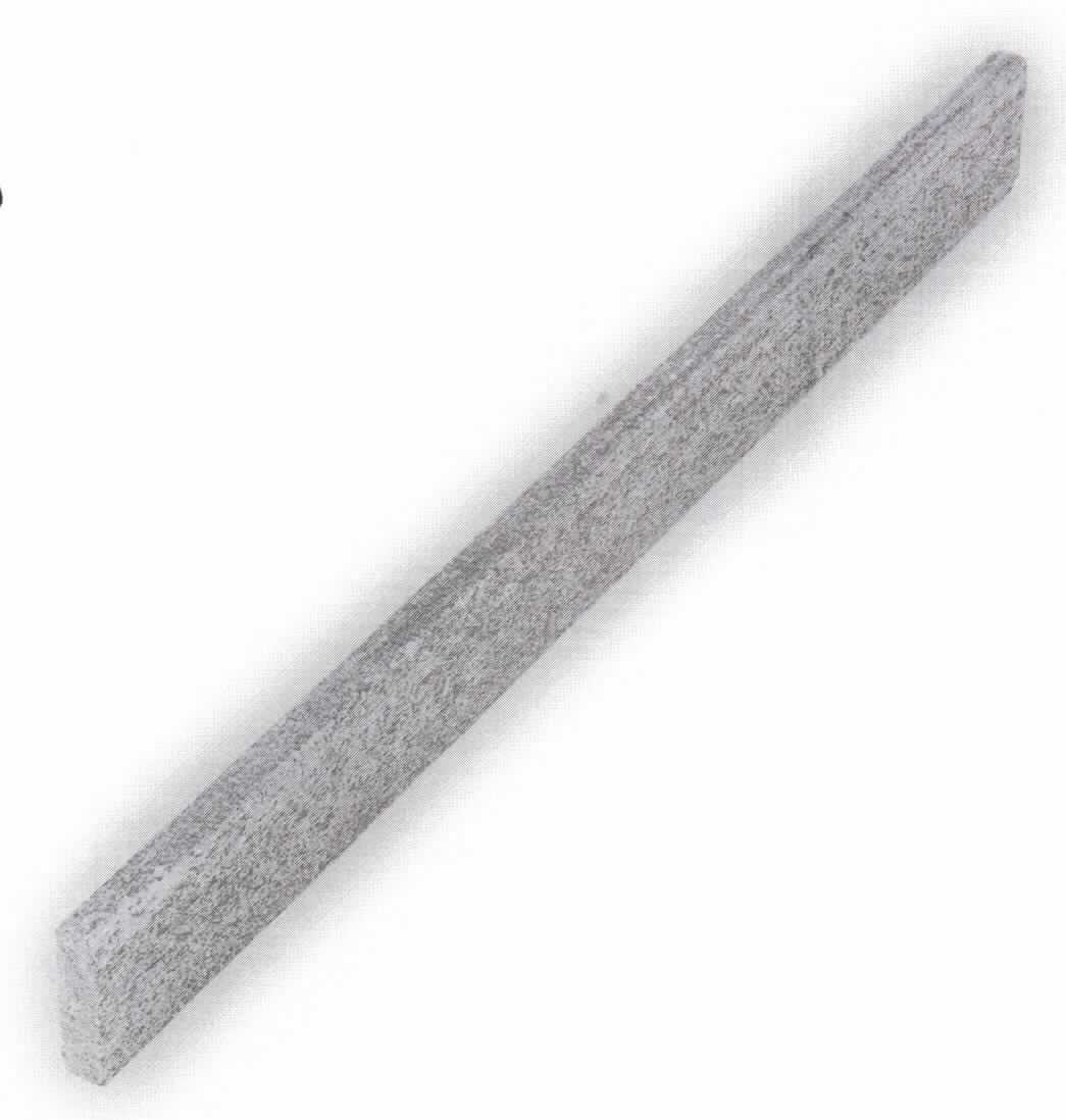 Angaben:
Sockelleisten BIASCA EXACTA -geflammt- 
Bearbeitung: Oberfläche geflammt, Oberkante geschliffen & gefast, Seiten gesägt
Farbe: silbergrau-liniert
Material: Gneis 
Herkunft: China 
Größe: 6x1,5cm, Werkslängen 3,6kg/lfm

Befund:
Bearbeitete Werksteine und Waren daraus