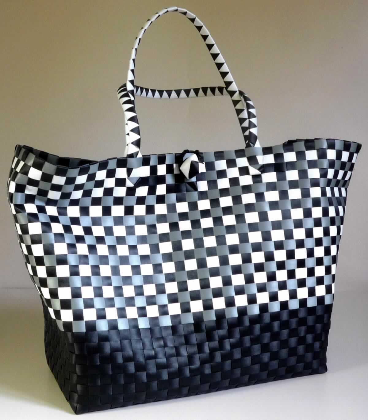Nach den Antragsangaben und der vorliegenden Warenprobe handelt es sich bei dem sog. "Shopper, Art. 273088" um eine rechteckig geformte Einkaufstasche (L 41 cm x B 20 cm x Höhe 39 cm). Die Ware besteht aus farbigen, unmittelbar miteinander verwebten, etwa 1,5 cm breiten Kunststoffstreifen (Flechtstoff im Sinne der Anmerkung 1 zu Kapitel 46).
Die Tasche (ohne Inneneinteilung) besitzt an der Oberseite eine durchgehende Öffnung, ist mit einer Öse und einem würfelförmig ausgestalteten Knopf als Verschluss ausgestattet und ist mit zwei Tragegriffen aus ebenfalls miteinander verflochtenen Kunststoffstreifen versehen. 

Zolltarifrechtlich handelt es sich um eine "unmittelbar aus anderen als pflanzlichen Flechtstoffen hergestellte Ware".