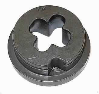 Ketteneinlaufblech,
- aus einem maßhaltig nach Werkzeichnung gefertigten Bauteil mit runder Grundfläche
  (Durchmesser 62 mm), Querschnittsreduzierung (Durchschnitt von 52 mm) mit eingefräster, 
  radial verlaufender Nut und einer spezifischen axialen Aussparung sowie einer zentrischen 
  Durchgangsbohrung in Form eines Kreuzes (Abbildung siehe Anlage),
- zur Führung einer Kette,
- zum Einbau in einen Kettenzug.

"Teil, erkennbar ausschließlich für Maschinen der Position 8425 bestimmt - sog. Ketteneinlaufblech"
