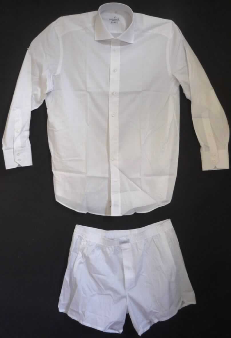 Zweiteilige Zusammenstellung, bestehend aus einem Hemd und einer Unterhose, sog. MTM Set Hemd + Boxershorts, Größe L bzw. XL, Foto siehe Anlage,
- gemeinsam in einem Polybeutel verpackt,
- keine Kombination, da eine Unterhose als deren Bestandteil nicht zulässig ist,
- getrennte Einreihung, weil die Kleidungsstücke nicht zusammen in eine Position eingereiht werden können,
- Hemd:
-- aus ca. 0,3 mm dicken, einfarbigen Geweben aus laut Antrag 100 % Baumwolle,
-- über den Schritt reichend (Rückenlänge: ca. 82 cm), vorn ca. 2,5 cm länger gearbeitet,
-- mit einem Umlegekragen,
-- vorn mit einer durchgehenden Öffnung mit Knopfverschluss von links über rechts (Männerkleidung),
-- mit langen Ärmeln, an den Ärmelenden mit manschettenartigen Abschlüssen,
-- am unteren, leicht abgerundet gearbeiteten Rand durch Umschlagen und Festnähen gesäumt.

"Hemd, aus Geweben, für Männer, aus Baumwolle, nicht nach dem Batik-Verfahren handbedruckt"