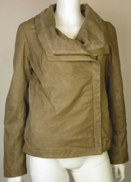 Kleidung aus Leder, Jacke für Frauen, Abbildung siehe Anlage, 
- ganz aus Leder (lt. Antragsangaben Schafleder),
- über die Taille reichend, 
- mit einem breiten Kragen, 
- mit langen Ärmeln, 
- vorn links mit einer durchgehenden Öffnung mit einem Reißverschluss,
- mit Seitentaschen, 
- gefüttert.

"Kleidung aus Leder"