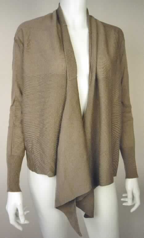 Strickjackenähnliches Kleidungsstück, sog. Frauenstrickjacke Acacia Island Wrap W02025, Größe S,
Foto siehe Anlage,
- aus bis zu 1,3 mm dicken, einfarbigen, unterschiedlich strukturierten Gewirken aus lt. Antrag 100 % Merinowolle, 
- ungefüttert,
- über die Taille reichend (Rückenlänge: ca. 45 cm), 
- vorn mit einer durchgehenden Öffnung ohne Verschluss,
- ohne Hinweis auf den Trägerkreis (unisex),
- mit verlängerten Vorderteilen, die im getragenem Zustand einen schalartigen Kragen bilden und etwa
  40 cm über den unteren Rand hinausreichen, hinten am Kragen mit einer etwa 35 cm langen
  Öffnung mit Knopfverschluss,
- mit langen Ärmeln, an den Ärmelenden mit einem verengenden, abgepasst gewirkten Abschluss,
- am unteren Rand durch Umschlagen und Festnähen gesäumt,
- ohne Formfestigkeit, somit keine Jacke der Position 6104.

"Strickjackenähnliches Kleidungsstück, aus Gewirken, aus Wolle, für Frauen"