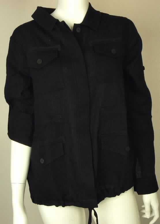 Jacke, sog. Frauenoberteil Bramble Bay Parka W02013, Größe S, Foto siehe Anlage,
- aus ca. 0,5 mm dicken, einfarbigen Geweben aus lt. Antrag 100 % Merinowolle, 
- ungefüttert,
- über die Taille reichend (Rückenlänge: ca. 62 cm), 
- mit einem Umlegekragen,
- vorn mit einer durchgehenden Öffnung mit Knopfverschluss von rechts über links (Frauenkleidung), der von einer 
  Patte verdeckt wird,
- mit langen Ärmeln, die hochgekrempelt und an einem Knopf befestigt werden können, an den Ärmelenden mit
  geknöpften Manschetten,
- mit aufgesetzten Brusttaschen und Taschen unterhalb der Taille (u.a. deshalb keine Ware der Position 6206), alle
  Taschen mit Knopfverschluss und Patte,
- am unteren Rand und in Taillenhöhe mit einem Tunnelzug zu verengen, somit kein Blouson der Position 6202,
- weist aufgrund des Schnitts und der Ausstattung eine gewisse  Formfestigkeit auf.

"Jacke, aus Geweben, für Frauen, aus Wolle"