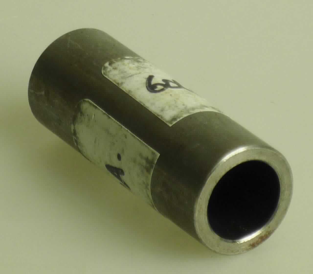 Geschweißtes Rohr aus Stahl

Bei der als Distanzhülse bezeichneten Ware handelt es sich um ein graues, metallisches Hohlerzeugnis (Rohr) mit über die gesamte Länge von 55,6 mm gleichbleibendem kreisförmigen Querschnitt, mit einem Außendurchmesser von 20,5 mm und einer Wandstärke von 2,9 mm. Die Länge des Rohres überschreitet den äußeren Durchmesser mehr als zweimal. Die Innen- und Außenoberfläche ist glatt bearbeitet, die Enden sauber abgedreht. Das Rohr besteht laut technischer Zeichnung aus nicht legiertem Stahl (z.B. C10C) und wird nach der Norm EN 10305-2 über geschweißte kaltgezogene Präzisionsstahlrohre gefertigt und entsprechend abgelängt. Das Rohr wird als Distanzhülse in KFZ-Airbag-Gasgeneratoren verbaut.

Die Ware ist als "andere geschweißte Rohre, mit kreisförmigem Querschnitt, aus nicht legiertem Stahl, Präzisionsstahlrohre, mit einer Wanddicke von mehr als 2 mm" in den TARIC-Code 7306 3019 90 einzureihen.