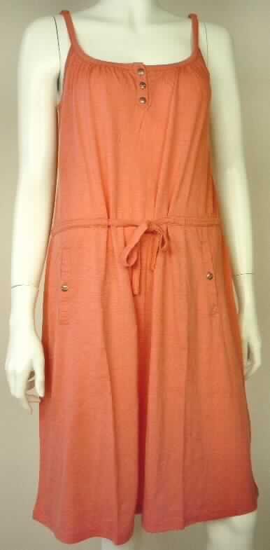 Kleid, sog. Frauenkleid Clovelly Dress W02005, Größe S, Foto siehe Anlage,
- aus 0,4 mm dicken, melierten Gewirken aus lt. Antrag 100 % Merinowolle,
- ungefüttert,
- über den halben Oberschenkel reichend (Rückenlänge in getragenem Zustand: 96 cm), 
- vorn mit einer kurzen Öffnung mit Knopfverschluss von rechts über links,
- mit schmalen, längenverstellbaren Schulterträgern (sog. Spaghettiträger),
- in Taillenhöhe mit einem eingezogenen, verengenden Bindeband,
- vorn mit zwei schräg eingesetzten Taschen mit Knopfverschluss unterhalb der Taille,
- am unteren Rand durch Umschlagen und Festnähen gesäumt,
- kann aufgrund der Länge und des Schnitts ohne ein weiteres, den Unterkörper bedeckendes Kleidungsstück
  (Rock oder Hose) getragen werden.

"Kleid, aus Gewirken, für Frauen, aus Wolle"