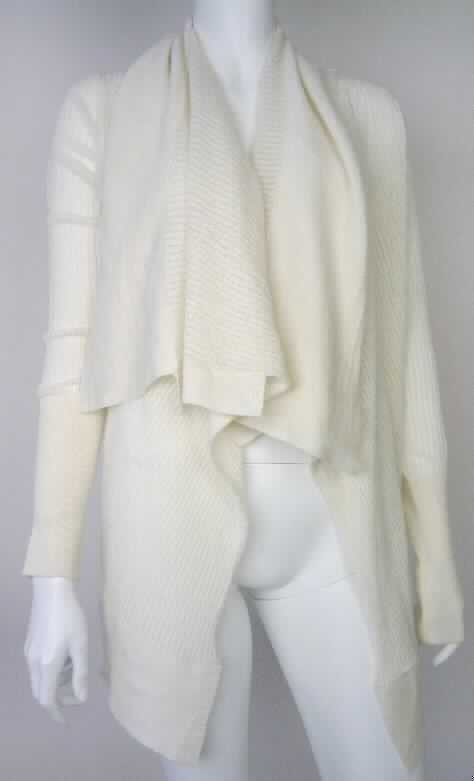 Strickjackenähnliches Kleidungsstück, sog. Damenstrickjacke Hideaway Bay Cardigan W02024, Größe S,
Foto siehe Anlage,
- aus unterschiedlich strukturierten bis zu 2,1 mm dicken, einfarbigen Gewirken aus laut Antrag 100 % Merinowolle,
- ungefüttert,
- über die Taille reichend (Rückenlänge: ca. 55 cm), hinten in der Mitte kürzer und seitlich länger gearbeitet,
- vorn mit einer durchgehenden Öffnung ohne Verschluss, 
- ohne Hinweis auf den Trägerkreis hinweisen (unisex),
- mit verlängerten Vorderteilen, die in getragenem Zustand einen schalartigen Kragen bilden,
- mit langen Ärmeln, an den Ärmelenden mit einem verengenden Abschluss, 
- weist keine Formfestigkeit auf, somit keine Jacke der Position 6104,
- an allen Rändern abgepasst gewirkt.

"Strickjackenähnliches Kleidungsstück, aus Gewirken, aus Wolle, für Frauen"