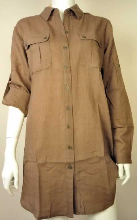 Kleid, sog. Frauenoberteil Ellis Beach Shirt Dress W02014, Größe S, Foto siehe Anlage,
- aus 0,5 mm dicken, einfarbigen Geweben aus lt. Antrag 100 % Merinowolle,
- ungefüttert,
- über den halben Oberschenkel reichend (Rückenlänge: 86 cm); aufgrund der Länge kein Kleidungsstück
  der Position 6206,
- mit einem V- förmigen Halsausschnitt mit einem Umlegekragen,
- vorn mit einer durchgehenden Öffnung mit Knopfverschluss von rechts über links; der letzte Knopf 
  befindet sich ca. 17 cm vom unteren Rand entfernt (somit schrittbedeckend), 
- mit langen Ärmeln, die hochgekrempelt und mit einem Riegel mit Knopfverschluss befestigt werden können,
  mit geknöpften Manschetten an den Ärmelenden,
- mit zwei aufgesetzten Brusttaschen mit Patte und Knopfverschluss,
- hinten in Taillenhöhe mit einem eingezogenen, verengenden Bindeband,
- am unteren Rand abgerundet gearbeitet und durch Umschlagen und Festnähen gesäumt,
- kann aufgrund der Länge und des Schnitts ohne ein weiteres, den Unterkörper bedeckendes Kleidungsstück
  (Rock oder Hose) getragen werden.

"Kleid, aus Geweben, für Frauen, aus Wolle"