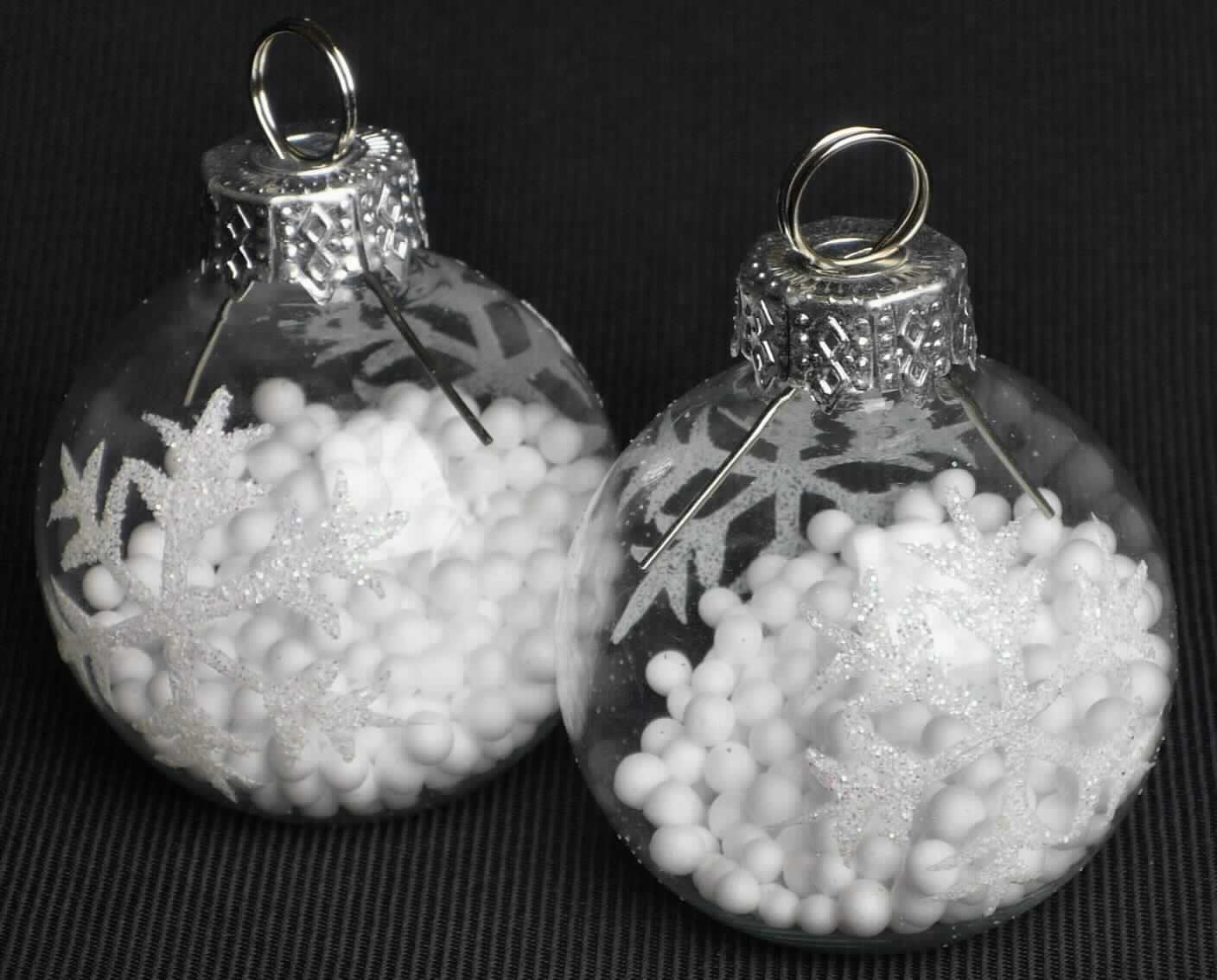 Es handelt sich um Kartenhalter (3er Set), i.W. bestehend aus einer klarsichtigen, mit zwei Schneeflocken verzierten Hohlkugel (Durchmesser: etwa 4 cm) aus Glas mit abgeflachter Standfläche, die an der Oberseite mit einem Metallkrönchen mit Spreizfuss aus unedlem Metall versehen ist. Der in die Kugel eingesteckte Spreizfuss ist an der Oberseite in Form eines doppelten Rings (Klemme) aus unedlem Metall gearbeitet. Die Hohlkugeln sind mit Styroporkügelchen gefüllt
Die Erzeugnisse dienen zum Halten von Fotos, Zetteln, Karten und dergleichen und sind in einer Kunststoffumschließung verpackt.
- Antragstellerangaben -

Eine Einreihung als Weihnachtsfestartikel in die Position 9505 kommt aufgrund des eigenen Gebrauchswertes als "Kartenhalter", unabhängig von der Ausgestaltung der Glaskugeln, nicht in Betracht.

Abbildung siehe Anlage.

Derartige Erzeugnisse gehören als "den Briefklammern und Aktenklammern ähnliches Büromaterial, aus unedlen Metallen" zur Codenummer 8305 9000 00 0 des Zolltarifs.