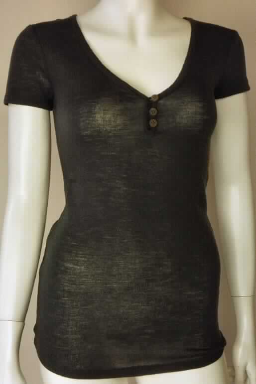 Hemdbluse, sog. Frauenshirt Eight Mile Creek Tee W02000, Größe S, Foto siehe Anlage,
- aus 0,8 mm dicken, einfarbigen Gewirken aus lt. Antrag 100 % Merinowolle; mit durchschnittlich mehr als
  10 Maschen je linearen Zentimeter in jeder Richtung,
- über die Taille reichend (Rückenlänge: 66 cm), 
- mit einem V- förmigen Halsausschnitt,
- vorn mit einer kurzen Öffnung mit Knopfverschluss von rechts über links (Frauenkleidung); aufgrund der
  Öffnung mit Knopfverschluss kein Kleidungsstück der Position 6109,
- mit kurzen Ärmeln,
- am unteren Rand durch Umschlagen und Festnähen gesäumt,
- den Hemden für Männer entsprechend zugeschnitten.

"Hemdbluse, aus Gewirken, für Frauen, aus Wolle"