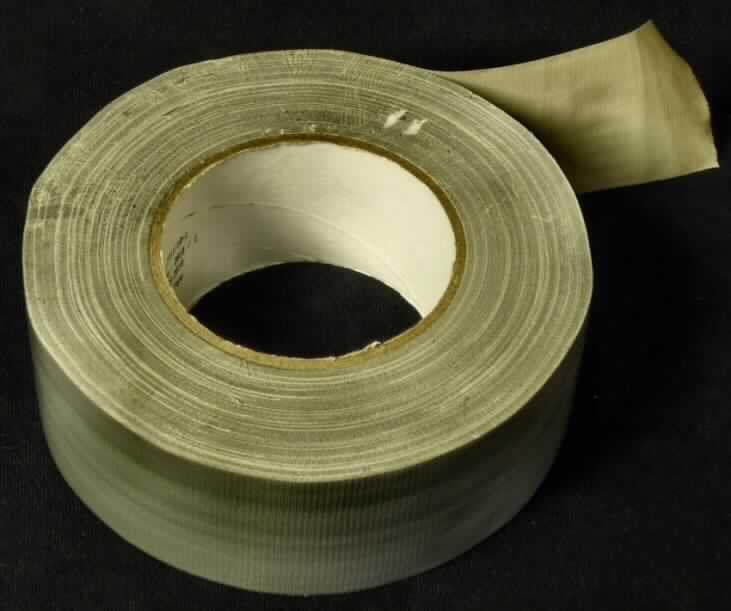Kautschutierte Gewebe (Klebeband), Foto siehe Anlage
- als Meterware (auf Rollen),
- mit einer Breite von ca. 5 cm,
- lt. Antrag mit einem Quadratmetergewicht von unter 1500 Gramm (ohne Unterlage),
- aus einem undichten, weißen Gewebe, mit einer Kunststofffolie (lt. Antrag Polyethylen)
  mit bloßem Auge wahrnehmbar überzogen,
- auf der Unterseite mit einer Schicht mit Klebefunktion (lt. Antrag aus Kautschuk) 
  versehen, die der Ware im Hinblick auf den Verwendungszweck ihren wesentlichen Charakter
  verleiht).

"Kautschutiertes Gewebe, anderes als solche der Position 5902, Klebeband, mit einer Breite
 von weniger als 20 cm"