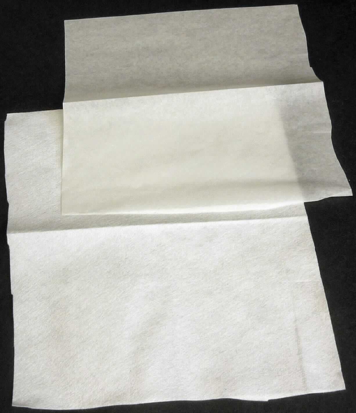 Vliesstoff, sog. Design-Vlies 610 465, Foto siehe Anlage,
- mit einer losen "Schutzabdeckung" aus Papier aufgemacht,
- laut Antrag rechteckig zugeschnitten, in den Abmessungen von 1 m x 2 m,
- laut Untersuchungsergebnis :
-- einlagiger Vliesstoff aus wasserstrahlverfestigten synthetischen Chemiefasern (laut Antrag: Polyester); keine 
   Filamente enthaltend, kein melt-blown,
-- einlagig,
-- mit einem Quadratmetergewicht von 130 g,
-- weder bestrichen noch überzogen,
- laut Antrag zum Transportieren oder zum Aufbewahren von Stoffschnitten.

"Vliesstoff, aus synthetischen Chemiefasern, mit einem Quadratmetergewicht von mehr als 70 g bis 150 g, 
 nicht bestrichen oder überzogen, anderer als in den Unterpositionen 5603 9390 10 bis 5603 9390 50 genannte"