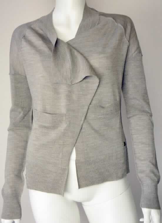 Strickjackenähnliches Kleidungsstück, sog. Frauenstrickjacke Elliston Cardigan W02033, Größe S, Foto siehe Anlage,
- aus unterschiedlich strukturierten, bis zu 1,3 mm dicken, melierten Gewirken aus laut Antrag 100 % Merinowolle,
- ungefüttert,
- über die Taille reichend (Rückenlänge: ca. 56 cm), 
- vorn mit einer durchgehenden Öffnung ohne Verschluss,
- ohne Hinweise auf den Trägerkreis (unisex),
- mit verlängerten Vorderteilen, die wellenartig fallen, 
- mit langen Ärmeln, an den Ärmelenden mit einem etwa 8 cm breiten, gerippt gewirkten Abschluss, 
- mit zwei eingesetzten, offenen Taschen im Bereich der Taille,
- weist keine Formfestigkeit auf, somit keine Jacke der Position 6104,
- mit einem gerippt gewirkten Abschluss am unteren Rand.

"Strickjackenähnliches Kleidungsstück, aus Gewirken, aus Wolle, für Frauen"