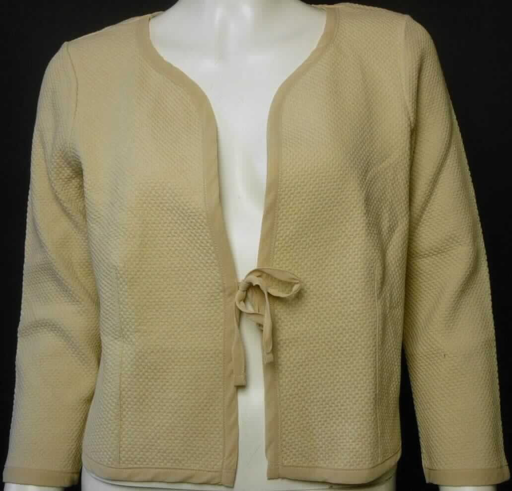 Jacke, sog. Damen Strickjacke, Größe S, Foto siehe Anlage,
- aus etwa 1,5 mm dicken, einfarbigen Gewirken aus laut Antrag 100 % Baumwolle,
- über die Taille reichend (Rückenlänge: etwa 46 cm),
- vorn mit einer durchgehenden Öffnung; unterhalb der Brust mit zwei Bindebändern aus Geweben ausgestattet, 
- ohne Hinweise auf den Trägerkreis (unisex),
- mit langen Ärmeln,
- an allen Rändern mit einem schmalen Gewebeband eingefasst,
- in Bahnen gearbeitet, weist aufgrund des Schnitts eine gewisse Formstabilität auf (somit kein Kleidungsstück der 
  Position 6110).


"Jacke, aus Gewirken, für Frauen, aus Baumwolle"