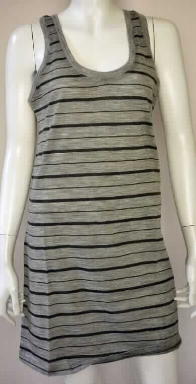 Kleid, sog. Frauenträgerkleid Castaways Tank Dress W02006, Größe S, Foto siehe Anlage,
- aus ca. 0,4 mm dicken, buntgewirkten Gewirken aus lt. Antrag 100 % Merinowolle,
- ungefüttert,
- über den Schritt reichend (Rückenlänge: ca. 86 cm); kann aufgrund der Länge ohne ein weiteres,
  den Unterkörper bedeckendes Kleidungsstück (Rock oder Hose) getragen werden,
- mit ca. 5 cm breiten Schulterträgern,
- vorn ohne Öffnung und ohne Verschluss,
- am unteren Rand durch Umschlagen und Festnähen gesäumt.

"Kleid, aus Gewirken, für Frauen, aus Wolle"