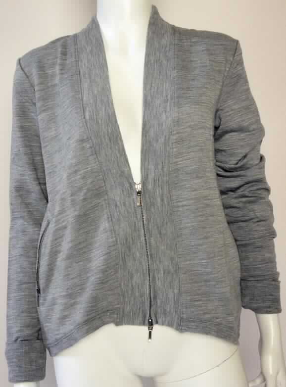 Strickjackenähnliches Kleidungsstück, sog. Frauentrainingsjacke Cooloola Cove Jacket W0210, Größe S,
Foto siehe Anlage,
- aus bis zu 1 mm dicken, unterschiedlich strukturierten, buntgewirkten Gewirken (melierte Garne) aus
  laut Antrag 100 % Merinowolle,
- ungefüttert,
- über die Taille reichend (Rückenlange: ca. 63 cm), vorn etwa 10 cm kürzer gearbeitet,
- mit einem V-förmigen, tiefen Halsausschnitt,
- vorn mit einer durchgehenden Öffnung mit einem etwa 22 cm langen, vom unteren Rand ausgehenden
  Reißverschluss,
- ohne Hinweis auf den Trägerkreis (unisex),
- mit langen Ärmeln, an den Ärmelenden mit einem angesetzten, etwa 11 cm breiten, verengenden Bündchen,
- vorn mit zwei schräg eingesetzten Taschen mit Reißverschluss, teilweise unterhalb der Taille (u. a. 
  somit keine Hemdbluse der Position 6106),
- am unteren Rand mit einem angesetzten, etwa 2 cm breiten, nicht verengenden Bund,
- ohne Formfestigkeit, somit keine Jacke der Position 6104.

"Strickjackenähnliches Kleidungsstück, aus Gewirken, aus Wolle, für Frauen"