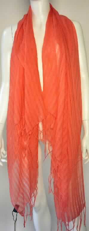 Schal, sog. Frauenschal Pacific Heights sarong W02019, in Erwachsenengröße, Foto siehe Anlage,
- rechteckig; in den Abmessungen: ca. 105 cm x 185 cm,
- aus 0,3 mm dicken, einfarbigen Geweben aus lt. Antrag 100 % Merinowolle,
- an den Längsseiten mit echten Webkanten, an den Schmalseiten mit ca. 10 cm langen Fransen aus nicht
  gebundenen Kettfäden ausgestattet (somit konfektioniert).

"Schal, aus Geweben, aus Wolle, nicht handgearbeitet"