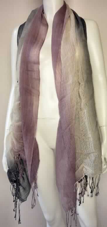 Schal, sog. Frauenschal Foreshores scarf W02020, in Erwachsenengröße, Foto siehe Anlage,
- rechteckig; in den Abmessungen: ca. 65 cm x 200 cm,
- aus 0,3 mm dicken, gefärbten Geweben aus lt. Antrag 100 % Merinowolle,
- durch elastische Kettfäden in regelmäßigen Abständen leicht gerafft,
- an den Längsseiten mit echten Webkanten, an den Schmalseiten mit ca. 11 cm langen, gedrehten Fransen aus
  nicht gebundenen Kettfäden ausgestattet (somit konfektioniert).

"Schal, aus Geweben, aus Wolle, nicht handgearbeitet"