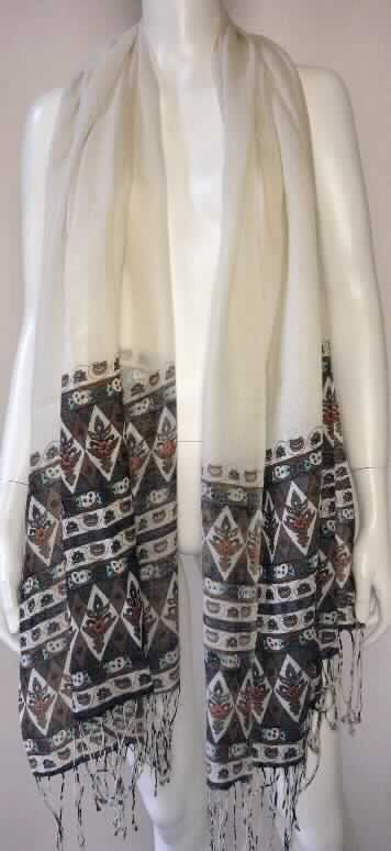 Schal, sog. Frauenschal Palm Woods scarf W02016, in Erwachsenengröße, Foto siehe Anlage,
- rechteckig; in den Abmessungen: ca. 70 cm x 190 cm,
- aus ca. 0,3 mm dicken, teilweise bedruckten Geweben aus lt. Antrag 100 % Merinowolle,
- an den Längsseiten mit echten Webkanten, an den Schmalseiten mit ca. 12 cm langen Fransen aus nicht
  gebundenen, gedrehten Kettfäden ausgestattet (somit konfektioniert).

"Schal, aus Geweben, aus Wolle, nicht handgearbeitet"