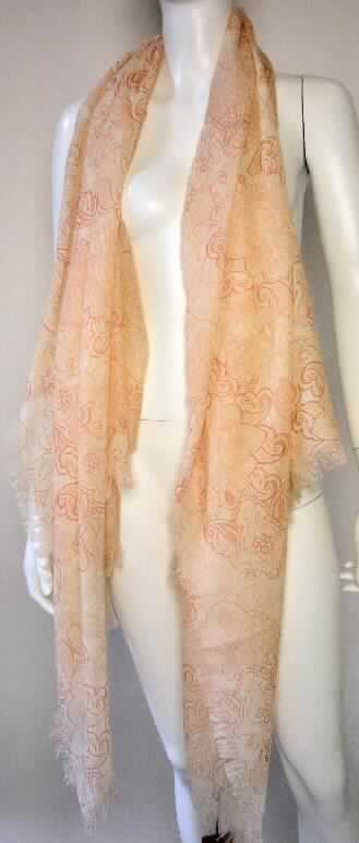 Schal, sog. Frauenschal Badu Sarong W02018, in Erwachsenengröße, Foto siehe Anlage,
- rechteckig; in den Abmessungen: ca. 105 cm x 185 cm,
- aus 0,3 mm dicken, bedruckten Geweben aus lt. Antrag 100 % Merinowolle,
- an allen Seiten mit ca. 3 cm langen Fransen aus nicht gebundenen Kett- und Schussfäden ausgestattet
  (somit konfektioniert).

"Schal, aus Geweben, aus Wolle, nicht handgearbeitet"