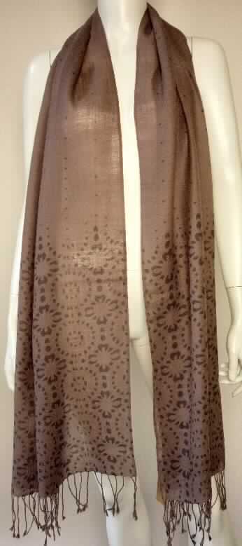 Schal, sog. Frauenschal Elliot Heads scarf W02021, in Erwachsenengröße, Foto siehe Anlage,
- rechteckig; in den Abmessungen: ca. 51 cm x 210 cm,
- aus ca. 0,3 mm dicken, bedruckten Geweben aus lt. Antrag 100 % Merinowolle,
- an den Längsseiten mit echten Webkanten, an den Schmalseiten mit ca. 10 cm langen Fransen aus nicht
  gebundenen, gedrehten Kettfäden ausgestattet (somit konfektioniert).

"Schal, aus Geweben, aus Wolle, nicht handgearbeitet"
