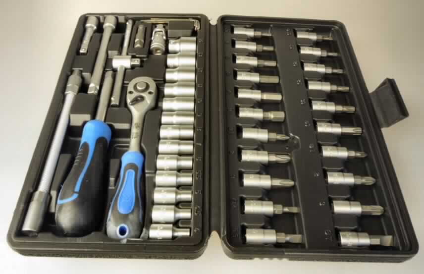 "47-teiliger Steckschlüsselsatz" in Form einer Warenzusammenstellung, bestehend aus 

- 13 auswechselbaren Steckschlüsseleinsätzen aus unedlem Metall (Pos. 8204)

- 2 Antriebsteilen in Form einer Ratsche mit Umschaltmechanismus und einem geraden
  Antriebsteil, jeweils mit Werkzeugaufnahme aus unedlem Metall und Griff aus Kunststoff; 
  das unedle Metall bestimmt jeweils den Charakter der zusammengesetzten Ware aus
  verschiedenen Stoffen in Hinblick auf die Bedeutung für die Verwendung (Pos. 8204)

- 1 Antriebsteil in Form eines T-Griffs mit Gleitstück, aus unedlem Metall (Pos. 8204)

- 5 Verbindungsstücken dafür aus unedlem Metall in Form von 1 Kardangelenk, 
  2 Verlängerungen, 1 flexiblen Verlängerung (alle mit Vierkant) sowie 1 Adapter mit 
  Außenvier- auf Außensechskant zum Übersetzen von Vierkant- auf Sechskantantrieb 
  (Pos. 8204)

- 4 Winkelschraubendrehern (Pos. 8204)

- und 22 verschiedenen Schraubendrehereinsätzen aus unedlem Metall (Pos. 8207). 

Im Hinblick auf Wert und Umfang sind die Bestandteile der Position 8204 und innerhalb der Position 8204 die Steckschlüsseleinsätze mit Antriebsteilen und Verbindungsstücken charakterbestimmend.

Die Bestandteile sind gemeinsam in einer speziell zur Aufnahme der Ware hergerichteten, zum dauernden Gebrauch geeigneten Kunststoffbox verpackt und mit einer Pappbanderole oder einer Kunststoffolie für den Einzelverkauf aufgemacht.

Abbildung siehe Anlage. 

Derartige Erzeugnisse gehören als "auswechselbare Steckschlüsseleinsätze, auch mit Griff, und Teile davon, aus unedlem Metall" zur Codenummer 8204 2000 00 0 des Elektronischen Zolltarifs.