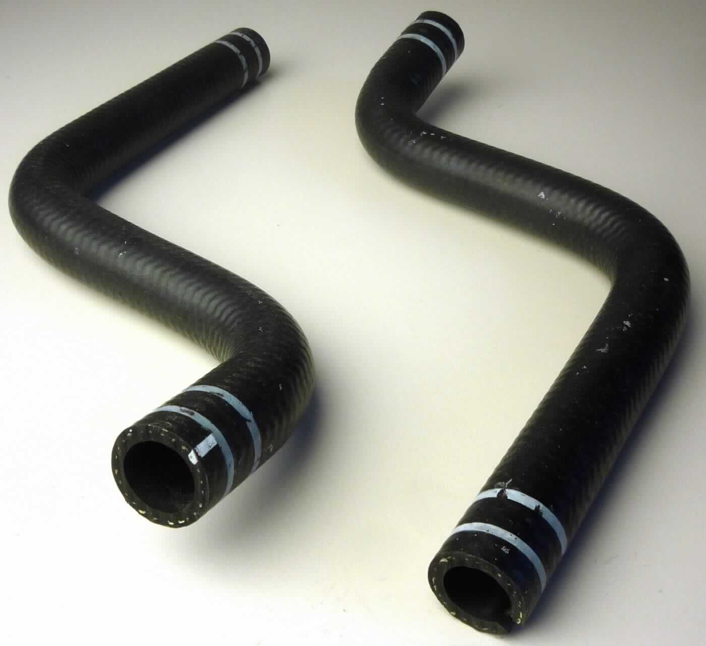 Angabe des Antragstellers: 
Wasserablaufschlauch
Verwendungszweck: Wasserableitung - Einbau in der Heizung im Kfz.
Material: EPDM-Kautschuk, Aramid

Untersuchungsergebnisse an Warenmustern:
Zweimal gekrümmte Schläuche aus einem schwarzen, elastischen Material mit einer gelben Gewebeeinlage (Länge: ca. 29,5 cm; Außendurchmesser: ca. 2,3 cm; Innendurchmesser: ca. 1,6 cm).

Befund:
Es liegen ausschließlich mit Spinnstoff verstärkte Schläuche aus Weichkautschuk ohne Formstücke, Verschlussstücke oder Verbindungsstücke im Sinne der Unterposition 4009 3100 vor.
