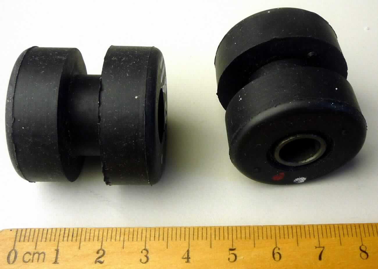 Angaben des Antragstellers: 
Rubber Iso Mount / Gummi-Isolator
Verwendungszweck: Einbau in der Heizung im Kfz.
Material: Metall, Chloropren-Kautschuk

Untersuchungsergebnisse an Warenmustern:
Ringförmiges, zweiteiliges Formteil mit umlaufender Nut aus einem schwarzen, elastischen Material. In der Mitte befindet sich ein durchlaufendes Metallrohr (Außendurchmesser: ca. 3,3 cm; Höhe: ca. 3,1 cm).

Befund:
Aufgrund der Verwendung als Isolator ist der Kautschukanteil für die Ware charakterverleihend. Danach liegt ein Gummi-Metall-Teil von der für Kraftfahrzeuge der Positionen 8701 bis 8705 bestimmten Art im Sinne der Unterposition 4016 9952 vor.
