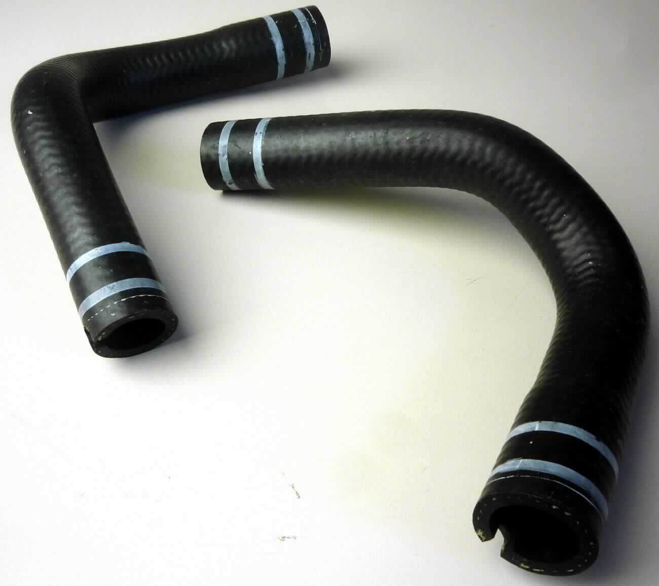 Angabe des Antragstellers: 
Wasserablaufschlauch
Verwendungszweck: Wasserableitung - Einbau in der Heizung im Kfz.
Material: EPDM-Kautschuk, Aramid

Untersuchungsergebnisse an Warenmustern:
Zweimal gekrümmte Schläuche aus einem schwarzen, elastischen Material mit einer gelben Gewebeeinlage (Länge: ca. 18,5 cm; Außendurchmesser: ca. 2,3 cm; Innendurchmesser: ca. 1,6 cm).

Befund:
Es liegen ausschließlich mit Spinnstoff verstärkte Schläuche aus Weichkautschuk ohne Formstücke, Verschlussstücke oder Verbindungsstücke im Sinne der Unterposition 4009 3100 vor.