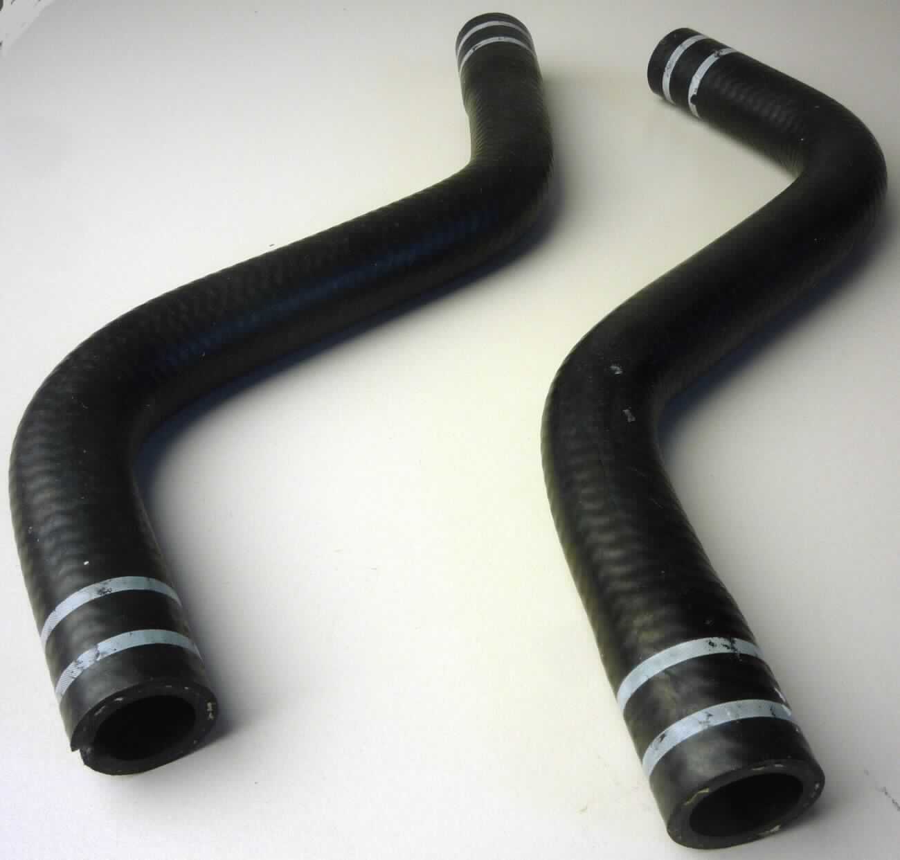 Angabe des Antragstellers: 
Wasserablaufschlauch
Verwendungszweck: Wasserableitung - Einbau in der Heizung im Kfz.
Material: EPDM-Kautschuk, Aramid

Untersuchungsergebnisse an Warenmustern:
Zweimal gekrümmte Schläuche aus einem schwarzen, elastischen Material mit einer gelben Gewebeeinlage (Länge: ca. 27 cm; Außendurchmesser: ca. 2,3 cm; Innendurchmesser: ca. 1,5 cm).

Befund:
Es liegen ausschließlich mit Spinnstoff verstärkte Schläuche aus Weichkautschuk ohne Formstücke, Verschlussstücke oder Verbindungsstücke im Sinne der Unterposition 4009 3100 vor.
