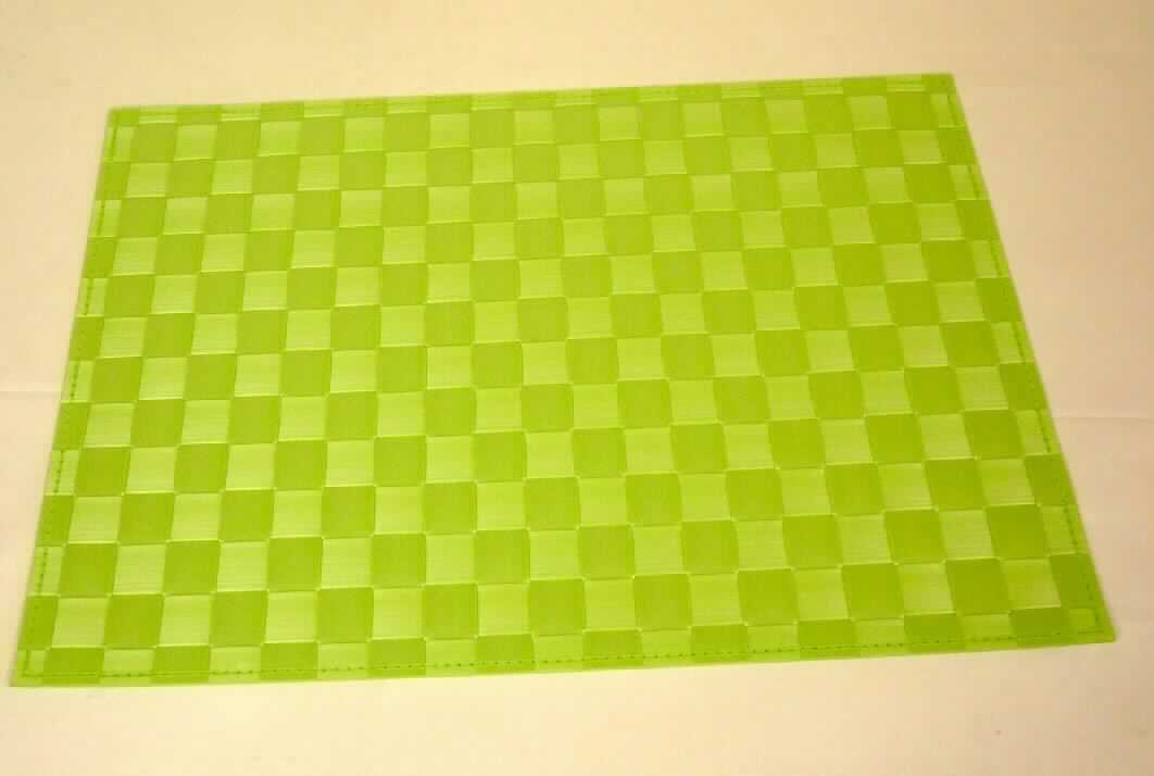 Nach den Antragsangaben und der vorliegenden Warenprobe handelt es sich um eine ca. 43 x 30 cm große, rechteckige Platzmatte. Die Platzmatte besteht aus ca. 2,2 cm breiten, grünen Kunststoffstreifen (Flechtstoff im Sinne der Anmerkung 1 zu Kapitel 46), die in Flächenform miteinander verwebt sind.
Die verwebten Streifen sind an den Rändern mit einer umlaufend geprägten Stanznaht befestigt.

Zolltarifrechtlich handelt es sich um "Flechtstoffe, in Flächenform verwebt, nicht aus pflanzlichen Stoffen, keine Geflechte, nicht aus Geflechten oder ähnlichen Waren aus Flechtstoffen".
