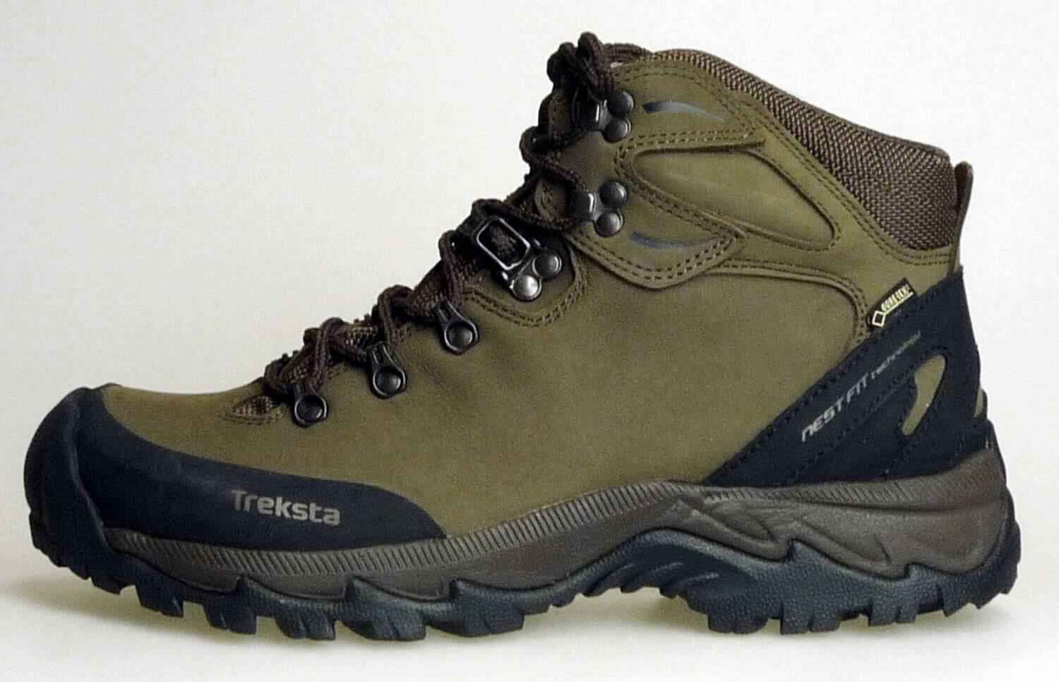 Freizeitstiefel (lt. Antrag: "TREKSTA Montague4 GTX M's (T064), Freizeitschuh/Wanderschuh für Männer", 
Foto siehe Anlage)
- mit Laufsohlen aus (lt. Antrag) Kunststoff; ohne Hauptsohle aus Holz,
- mit Oberteil aus Leder (den größten Teil der Außenfläche bildend), 
  Kunststoff und Spinnstoff,
- auf das Oberteil ist im Fersenbereich ein Stück aus Kunststoff als Verstärkungsteil aufgesetzt,
- mit Schnürsenkelverschluss mit abstehenen Metallösen und -haken,
- ohne Metallschutz in der Vorderkappe,
- den Knöchel, jedoch nicht die Wade bedeckend,
- mit einer Länge der Innensohle von mehr als 24 cm,
- für Männer (u. a. weiter Schnitt)

"Schuhe mit Laufsohlen aus Kunststoff und Oberteil aus Leder, andere als in den UPos.
 6403 1200 bis 6403 9111 genannt, für Männer"
