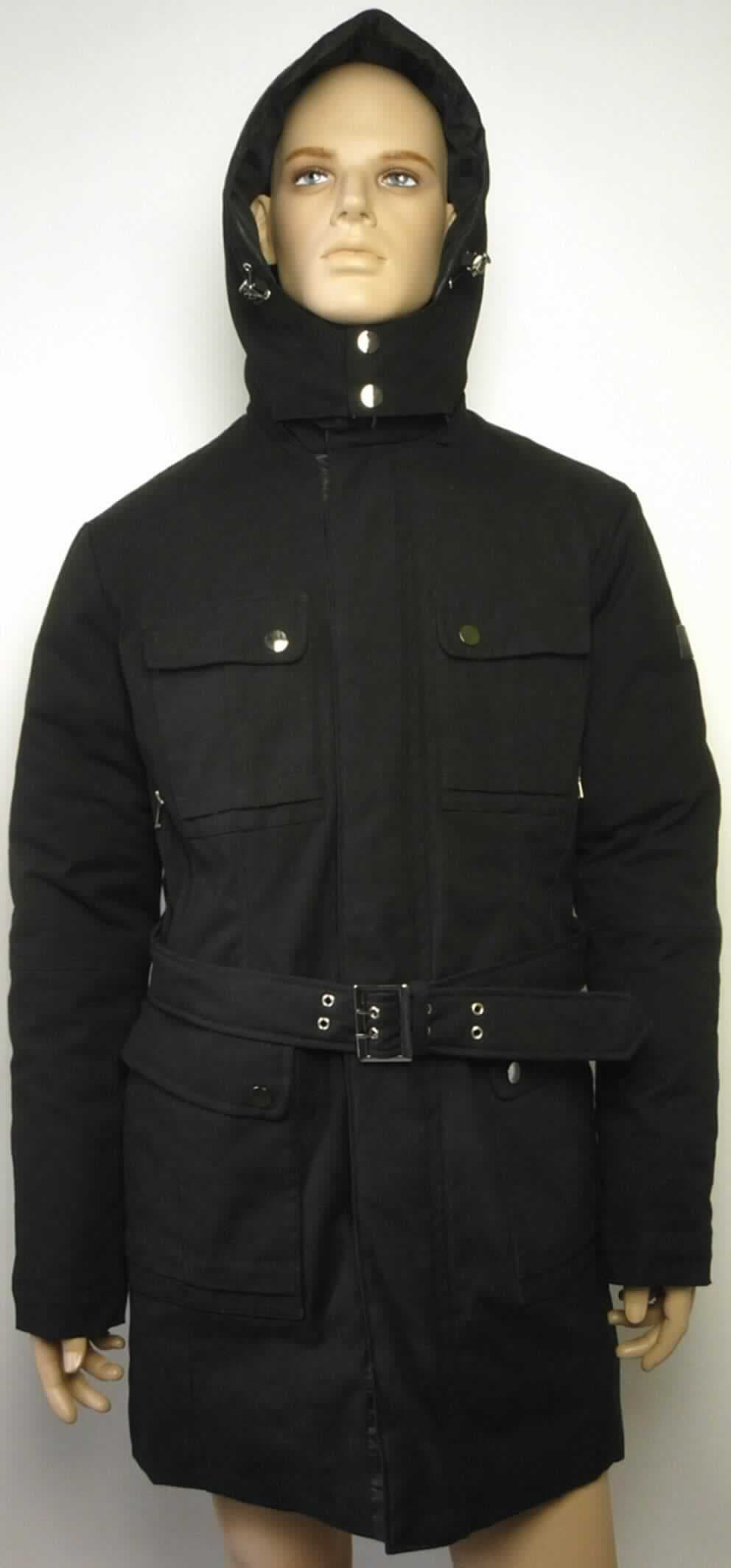 Mantel, sog. Xylontum Winter Coat, Art. 20-3521-03, Größe M, Foto siehe Anlage,
- aus etwa 0,6 mm dicken, leichten Geweben (u. a. somit kein Parka) aus laut Antrag 100 % Baumwolle,
- durchgehend (wattiert und abgesteppt) gefüttert,
- bis zum halben Oberschenkel reichend (Rückenlänge: etwa 90 cm),
- mit einem Stückgewicht von 1825 Gramm,
- mit einem Stehkragen mit abtrennbarer Kapuze mit Kordelzug, mit einer Druckknopfpatte, die von links über rechts 
  geschlossen wird,
- vorn mit einer durchgehenden Öffnung mit Reißverschluss, verdeckt von einer Patte mit Druckknopfverschluss von
  links über rechts (Männerkleidung),
- mit langen Ärmeln, 
- mit einem durch Schlaufen geführten Gürtel,
- mit verschiedenen eingesetzten und aufgesetzten Taschen,
- am unteren Rand gesäumt.


"Mantel aus Geweben, für Männer, aus Baumwolle, mit einem Stückgewicht von mehr als 1 kg, kein Parka"