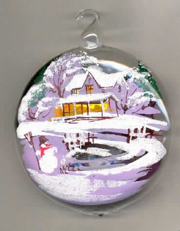 Ziergegenstand, sog. Glastaler mit Wintermotiv, Foto siehe Anlage,
- in Form eines runden, flachen Hohlkörpers,
- aus (laut Antrag) lampengeblasenem, klarsichtigem Glas,
- mit winterlichen Motiven (u.a. nur schneebedeckte Nadelbäume) bunt bemalt,
- am oberen Ende mit einem ausgearbeiteten Haken zum Aufhängen,
- mit einem Durchmesser von ca. 8 cm und einer Dicke von ca. 2 cm,
- kein Weihnachtsfestartikel der Position 9505, da ein festlicher Bezug nicht vorhanden ist
 (die Ware ist lediglich mit winterlichen und nicht mit weihnachtlichen Motiven verziert).

"Ziergegenstand aus lampengeblasenem (gesponnenem) Glas"