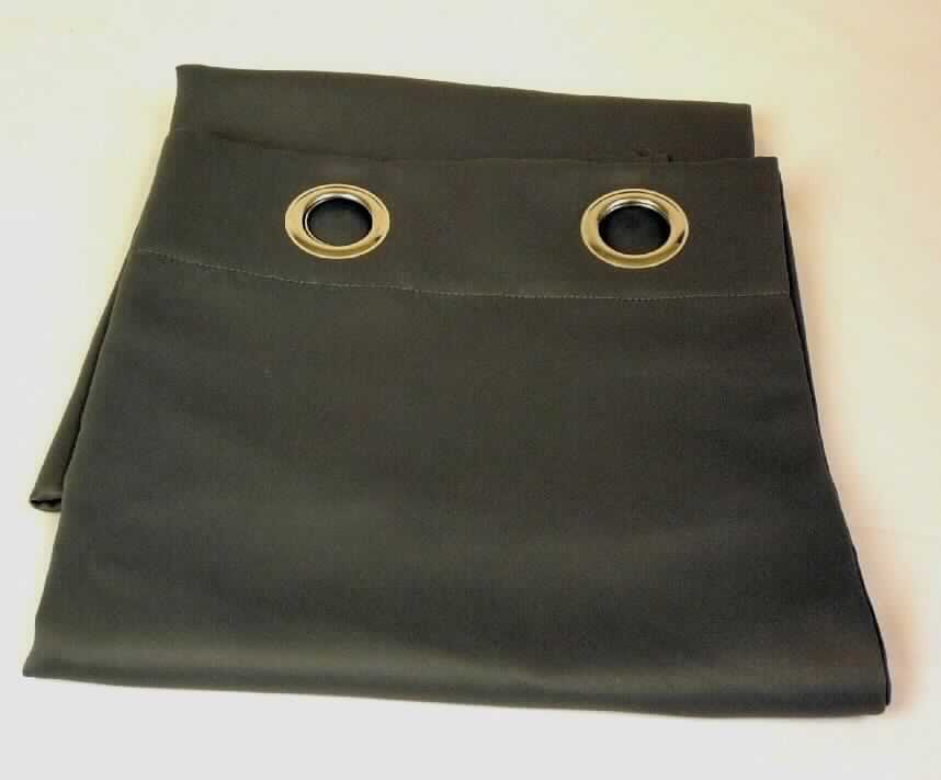 Vorhang, sog. Fertigschal mit Verdunklungseffekt, Foto siehe Anlage,
- laut Antrag in den Abmessungen: 245 cm x 140 cm,
- aus etwa 0,5 mm dickem, einfarbigem Gewebe aus laut Antrag 100% Polyester (synthetische Chemiefasern);
  stellt sich aufgrund des dichten, nicht durchscheinenden Gewebes nicht als Gardine dar, 
- am oberen Rand mit 8 Ösen aus unedlem Metall versehen (konfektioniert),
- an allen Rändern durch Umschlagen und Festnähen gesäumt.

"Vorhang, aus Gewebe, aus synthetischen Chemiefasern"