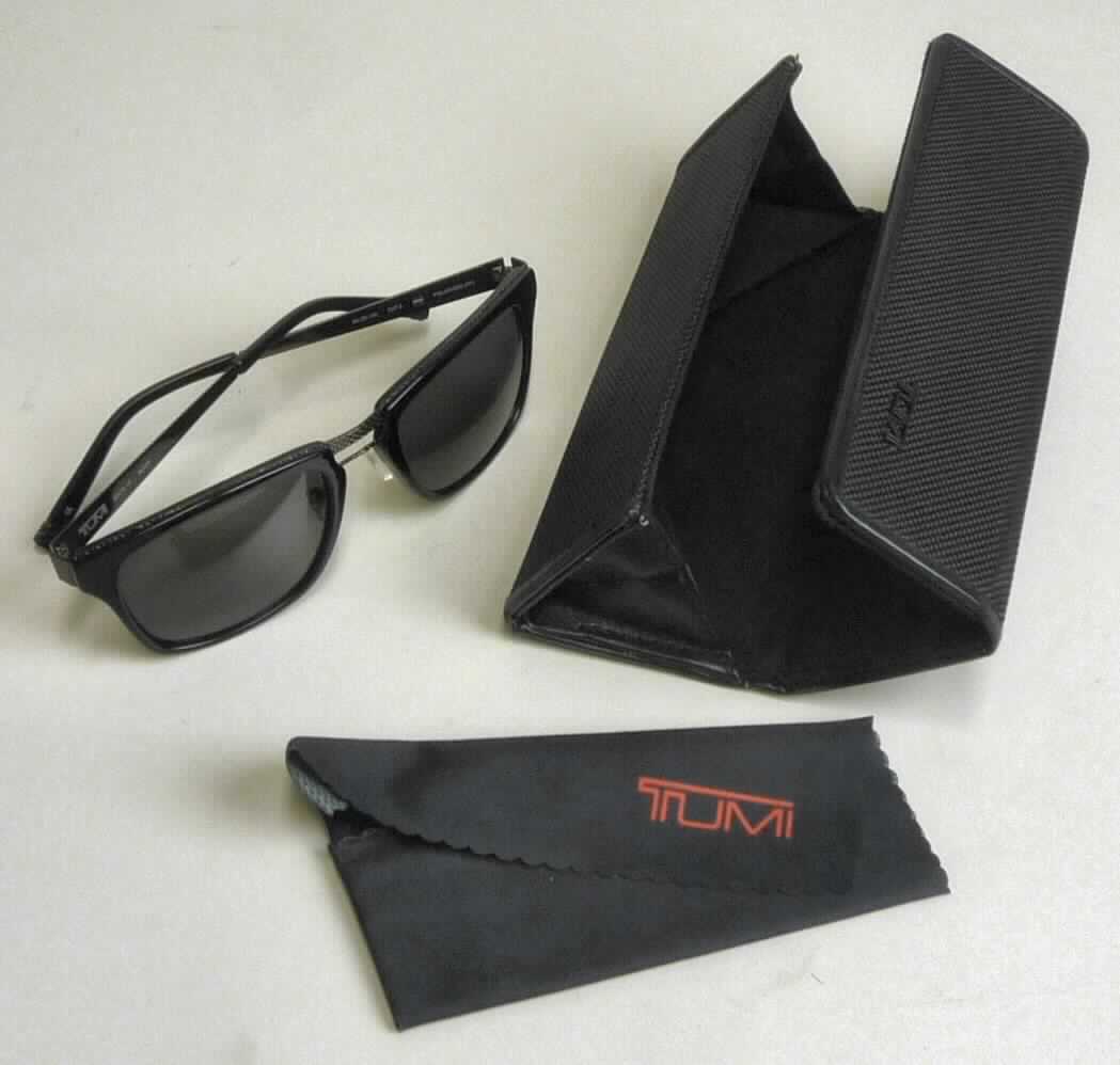 Sog. BOLTE SUNGLASSES Sonnenbrille, im Wesentlichen bestehend aus einer Brillenfassung aus Kunststoff (lt. Antragstellerangaben sog. Acetate) und getönten Brillengläsern aus Kunststoff. Die Bügelenden sind zusätzlich mit schwarzem Kunststoff überzogen. 

Die Sonnenbrille ist zusammen mit einem Putztuch ("De-minimis-Regel") in einem zur Aufnahme der Brille passend hergerichteten und zur dauerhaften Aufbewahrung geeigneten Etui aus sog. Ballistic Nylon in einem Karton verpackt.

Äußere Form : siehe Abbildung in der Anlage

Die Ware wird als "Sonnenbrille, nicht mit optisch bearbeiteten Gläsern, mit Brillengläsern aus Kunststoff" eingereiht.