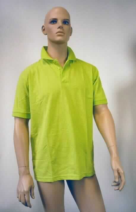Hemd, sog. Polo-Pique-Shirt, Produkt Fly, Art. 67102, Größe M, Foto siehe Anlage,
- aus etwa 0,7 mm dicken, einfarbigen Gewirken aus laut Antrag 65 % Polyester (synthetische Chemiefasern) und
  35 % Baumwolle; mit durchschnittlich mehr als 10 Maschen je linearen Zentimeter in jeder Richtung,
- über die Taille reichend (Rückenlänge: etwa 74 cm),
- mit einem gerippt gewirkten Umlegekragen,
- vorn mit einer kurzen Öffnung mit Knopfverschluss von links auf rechts (Männerkleidung),
- mit kurzen Ärmeln mit gerippt gewirkten Bündchen, 
- am unteren Rand durch Umschlagen und Festnähen gesäumt.

"Hemd, aus Gewirken, für Männer, aus synthetischen Chemiefasern"