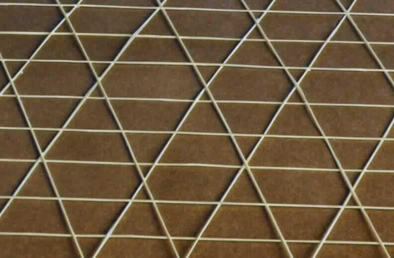 Kautschutiertes Gewebe, Foto siehe Anlage,
- als Meterware (zur Aufmachung und Breite wurden vertrauliche Angaben gemacht),
- lt. Antrag mit einem Quadratmetergewicht von unter 1500 Gramm (ohne Unterlage),
- lt. Untersuchungsergebnis:
- aus einem Gelege aus Lagen parallel gelegter Spinnstoffgarne; die Lagen liegen im 
  spitzen Winkel übereinander und sind an den Berührungspunkten der Garne durch ein 
  Bindemittel verklebt (gemäß Anmerkung 9 zu Abschnitt XI den Geweben gleichgestellt);
  aus Garnen aus synthetischen Filamenten (zur Art der Garne wurden vertrauliche 
  Angaben gemacht); mit einem Bindemittel aus lt. Antrag Kautschuk (zur Art des 
  Kautschuks wurden vertrauliche Angaben gemacht) getränkt und verfestigt,
- kein Flächenerzeugnisse im Sinne der Anmerkung 4 c) zu Kapitel 59 aus parallel
  liegenden und miteinander durch Kautschuk verklebten Garnen aus Spinnstoffen.   

"Kautschutiertes Gewebe, anderes als solches der Position 5902, anderes als in den
 Unterpositionen 5906 10 bis 5906 9990 10 genannte"