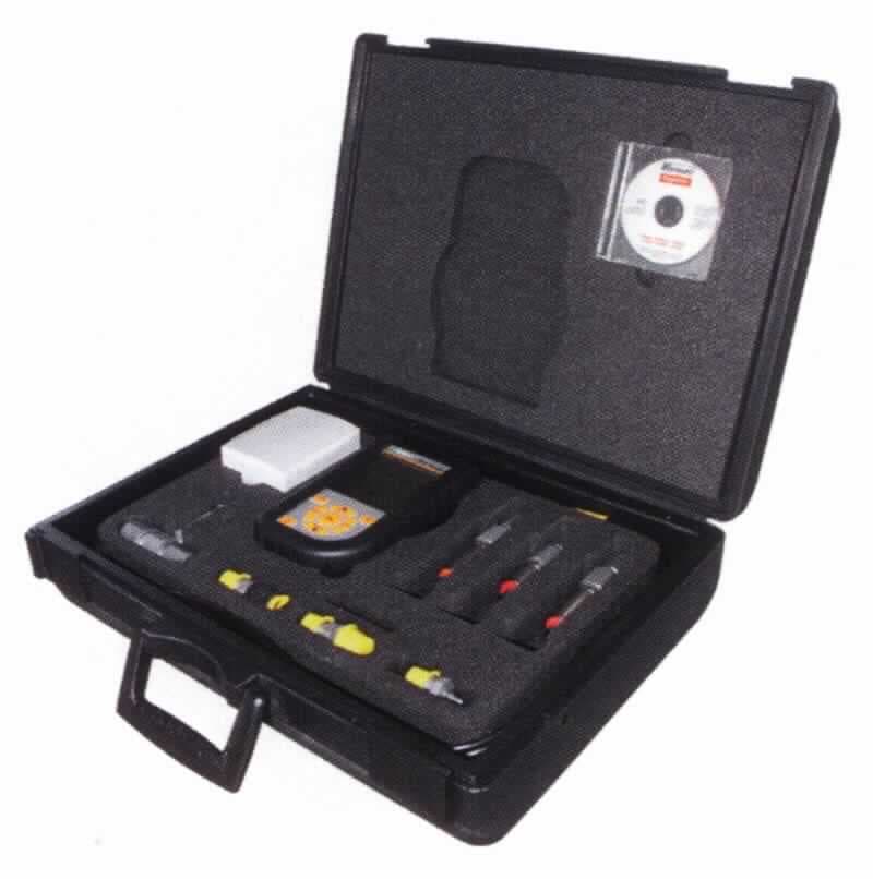 Druckmesssystem in Form einer Warenzusammenstellung in Aufmachung für den Einzelverkauf, bestehend aus:
- einem Messgerät (96 x 172 x 54 mm; charakterbestimmend in Bezug auf die Verwendung) mit vier 
  Bedienelementen (davon ein Multicontroller), einem LCD und zwei Anschlussbuchsen,
- einem Netzteil,
- bis zu drei CAN-Drucksensoren mit montierten Adaptern,
- einem CAN-Temperatursensor
- drei Prozessanschlussadaptern,
- bis zu drei CAN-Anschlusskabeln,
- bis zu zwei CAN-Y-Verteilerkabeln,
- einem CAN-Anschlusswiderstand,
- einer Bedienungsanleitung auf CD,
- einer PC-Software,
- einem PC-Verbindungskabel sowie
- einem zum dauerhaften Gebrauch geeigneten Koffer zur Aufnahme der Komponenten (siehe Abbildung in der 
  Anlage).
Das Multifunktionsgerät dient hauptsächlich der Messung des Durchflusses (l/min) und des Druckes (bar, psi, mbar, kPa, MPa) von Flüssigkeiten. Darüber hinaus können auch die Temperatur in °C oder °F sowie die Drehzahl in 1/min gemessen werden. Dazu werden die Sensoren mittels Adapter in den jeweiligen Prozess integriert. Die Messwerte werden gespeichert und auf dem Display angezeigt.
Die Ware wird als "elektronisches Gerät zum Messen oder Überwachen des Druckes von Flüssigkeiten oder Gasen, kein Gerät der der Position 9014, 9015, 9028 oder 9032, anderes als für zivile Luftfahrzeuge" eingereiht.