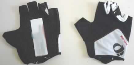 Spezialsporthandschuhe, Fahrradhandschuhe, sog. "P.R.O Pittard's Unpadded Glove, 
Artikel Nr. 8596", siehe Foto, 
- ohne Fingerspitzen, 
- aus Leder an der kompletten Innenhand, 
- aus Gewirken aus Spinnstoffen am Handrücken, den Fingerzwischenräumen und der 
  Außenseite des Daumens, 
- das Leder ist insbesondere in Bezug auf die Verwendung als Fahrradhandschuhe charakter- 
  bestimmend, 
- im Bereich der Außenseite des Daumens mit einem verengenden elastischen Spinnstoff- 
  band ausgestattet.