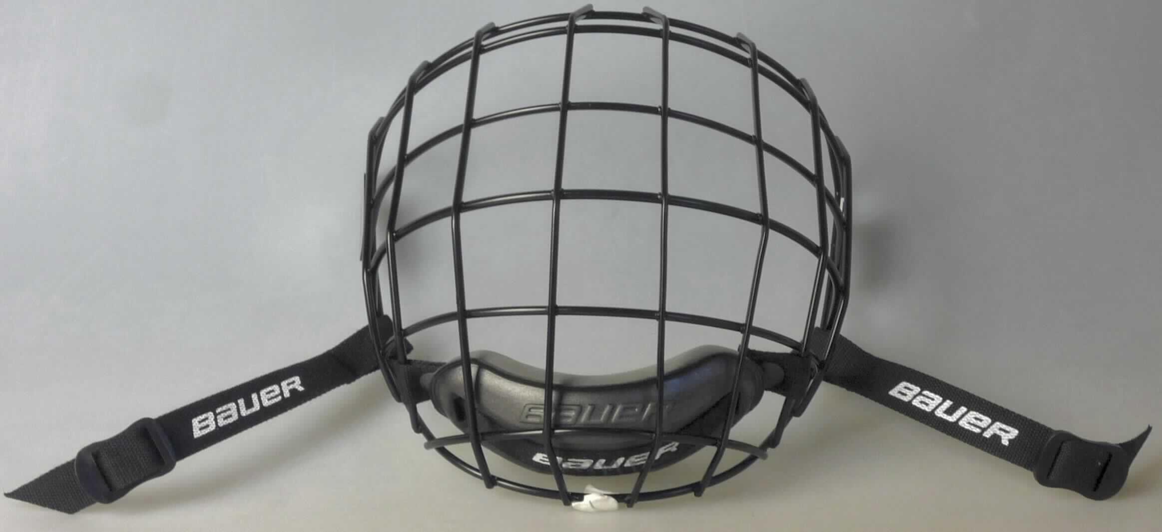 Es handelt sich um eine sog. Gesichtsmaske, bestehend aus 
- einem Gitter aus einer Titanlegierung mit gewichtsmäßig vorherrschendem Titan, 
  das an den Seiten mit je einer rechteckigen, mit einem Schriftzug versehenen Platte ausgestattet ist, 
- einer in der Länge verstellbaren Halterung aus Spinnstoffbändern mit Kunststoffschnalle sowie 
- einem mittels Spinnstoffband am Gitter befestigten Kinnschutz aus Kunststoffen. 
Das Erzeugnis kann mittels der Spinnstoffbänder und einer Schraubverbindung an einem Eishockeyhelm (nicht Gegenstand dieser vZTA) befestigt werden und dient dort dem Schutz des Gesichtes.
(Anmelderangaben)

Bei der aus verschiedenen Stoffen zusammengesetzten Ware bestimmt Titan insbesondere im Hinblick auf den Umfang und die Bedeutung für die Verwendung den Charakter der Ware.

Eine Einreihung als Ausrüstungsgegenstand bzw. Teil einer Schutzausrüstung in die Position 9506 kommt nicht in Betracht, da Schutzhelme als Kopfbedeckungen für Sportzwecke anzusehen sind und als solche vom Kapitel 95 ausgenommen sind. Das Erzeugnis stellt kein von der Position 6507 erfasstes Teil einer Kopfbedeckung dar. Ebenso scheidet eine Einreihung in die Position 6506 aus, da von dieser Position keine Teile von Kopfbedeckungen erfasst werden.
 
Abbildung siehe Anlage.

Derartige Erzeugnisse gehören als "andere Waren aus Titan" zum TARIC-Code 8108 9090 99.