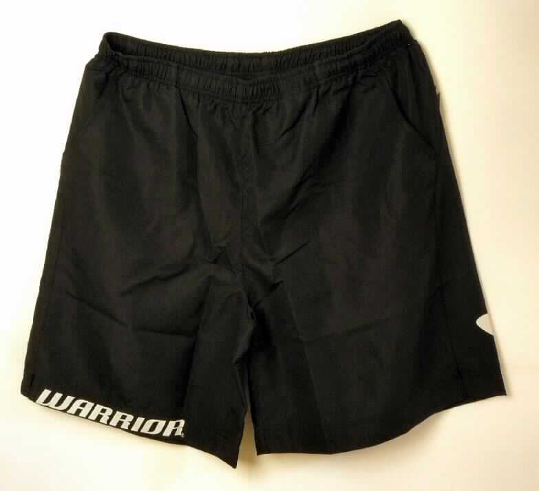 Kurze Hose, sog. Training Short 12, Art. TRSHS12, Größe XL, Foto siehe Anlage,
- aus ca. 0,4 mm dicken, einfarbigen Geweben aus laut Antrag 100 % Polyester (synthetische Chemiefasern), 
  somit keine Ware des Kapitels 61,
- in der Taille abschließend; mit einem elastischen Taillenbund mit Tunnelzug,
- ohne Öffnung und ohne Verschluss,
- ohne Hinweise auf den Trägerkreis (unisex), somit keine Männerkleidung,
- vorn mit zwei schräg eingesetzten, offenen Taschen und mit einer eingesetzten Gesäßtasche mit Klettverschluss,
- auf der Vorder- und Rückseite mit einem Aufdruck verziert,
- mit weiten, kurzen Hosenbeinen, die nicht die Knie bedecken (Seitenlänge: ca. 51 cm),
- an den Beinabschlüssen mit ca. 4 cm langen Seitenschlitzen ausgestattet und durch Umschlagen und 
  Festnähen gesäumt.

"Kurze Hose, aus Geweben, für Frauen, aus synthetischen Chemiefasern, nicht nach dem Batik-Verfahren
 handbedruckt"