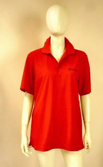 Hemd, sog. Poloshirt, Art. WMPSS3, Größe S, Foto siehe Anlage,
- aus ca. 0,6 mm dicken, einfarbigen Gewirken aus lt. Antrag 100 % Polyester (synthetische Chemiefasern); 
  mit durchschnittlich mehr als 10 Maschen je linearen Zentimeter in jeder Richtung,
- über die Taille reichend (Rückenlänge: etwa 74 cm),
- mit Umlegekragen,
- vorn mit einer kurzen Öffnung mit Knopfverschluss von links auf rechts (Männerkleidung),
- mit kurzen Ärmeln, 
- im Brustbereich mit einem aufgestickten Firmenlogo,
- am unteren Rand durch Umschlagen und Festnähen gesäumt. 

"Hemd, aus Gewirken, für Männer, aus synthetischen Chemiefasern "