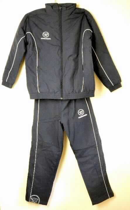 Trainingsanzug, sog. "Winter suit W2" (Winteranzug), Art. CUSUJ12, Größe 152, Foto siehe Anlage,
- bestehend aus einem Oberteil und einer langen Hose,
- in einem Polybeutel gemeinsam für den Einzelverkauf aufgemacht,
- erkennbar dazu bestimmt, ausschließlich oder im Wesentlichen bei der Ausübung eines Sports 
  getragen zu werden,
- mit Außenseiten aus ein und denselben, etwa 0,2 mm dicken, einfarbigen Geweben aus laut Antrag 
  100 % Polyester (synthetische Chemiefasern); mit zwei aufgebrachten Verzierungen (jeweils ein aufgesticktes 
  und ein aufgedrucktes Firmenlogo) und kontrastfarbenen Paspelierungen, die sich auf beiden Teilen wiederholen 
  sowie mit zwei schmalen, reflektierenden Streifen von geringen Umfang auf dem Oberteil, die sich auf der Hose 
  nicht wiederholen, 
- durchgehend wattiert gefüttert,
- ohne Hinweise auf den Trägerkreis (unisex),
- Oberteil:
-- über den Schritt reichend (Rückenlänge etwa 63 cm),
-- mit Stehkragen,
-- vorn mit einer durchgehenden Öffnung mit Reißverschluss, 
-- mit langen Ärmeln, an den Ärmelenden mit verengenden, elastischen Bündchen,
-- mit zwei eingesetzten Taschen mit Reißverschluss unterhalb der Taille,
-- am unteren Rand mit einem verengenden, elastischen Bund,
- lange Hose:
-- in der Taille abschließend mit einem verengenden, elastischen Bund und einem Kordelzug,
-- ohne Öffnung und ohne Verschluss,
-- mit knöchellangen Hosenbeinen,
-- seitlich mit zwei eingesetzten Taschen,
-- an den gesäumten Beinabschlüssen seitlich mit etwa 20 cm hochreichenden Öffnungen mit Reißverschluss,
- aufgrund der verwendeten Flächenerzeugnisse kein Trainingsanzug der Position 6112.

"Trainingsanzug, aus Geweben, für Mädchen, aus Chemiefasern, gefüttert, mit Außenseite aus ein und demselben Flächenerzeugnis"