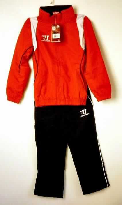 Trainingsanzug, sog. Trainingsanzug azteca training suit, Art. WSTJ348, Größe 122, Foto siehe Anlage,
- bestehend aus Ober- und Unterteil, 
- in einem Polybeutel gemeinsam für den Einzelverkauf aufgemacht, 
- erkennbar dazu bestimmt, ausschließlich oder im Wesentlichen bei der Ausübung eines Sports getragen 
  zu werden, 
- aus verschiedenen, ca. 0,3 mm dicken, einfarbigen Geweben aus lt. Antrag 100% Polyester (synthetische 
  Chemiefasern), somit kein Trainingsanzug der Position 6112; mit geringfügigen Einsätzen aus etwa 0,6 mm 
  dicken Gewirken; mit einer aufgebrachten Verzierung (jeweils ein aufgesticktes Firmenlogo), die sich auf beiden 
  Teilen wiederholt;
- mit einem Oberteil aus roten Geweben sowie einer langen Hose aus schwarzen Geweben,
  somit nicht mit Außenseite aus ein und demselben Flächenerzeugnis hergestellt, daher getrennte Einreihung 
  innerhalb der Position 6211,
- vollständig gefüttert,
- aufgrund der kurzen Überlappung von links über rechts am Kragenrand des Oberteils als
  Knabenkleidung erkennbar, 
- Oberteil: 
-- über den Schritt reichend (Rückenlänge: etwa 52 cm); 
-- mit einem Stehkragen,
-- vorn mit einer durchgehenden Öffnung, mit einem bis in die Kragenspitzen reichenden 
   Reißverschluss; am Kragenrand mit einer kurzen Überlappung von links über rechts,
-- mit langen Ärmeln; an den Ärmelenden mit verengenden, elastischen Abschlüssen,
-- mit kontrastfarbener Paspelierung,
-- mit zwei eingesetzten Taschen mit Reißverschluss unterhalb der Taille,
-- am unteren Rand mit einem verengenden, elastischen Bund.

"Trainingsanzüge, aus Geweben, für Knaben, aus Chemiefasern, gefüttert, nicht mit Außenseite aus ein und demselben Flächenerzeugnis, Oberteil"