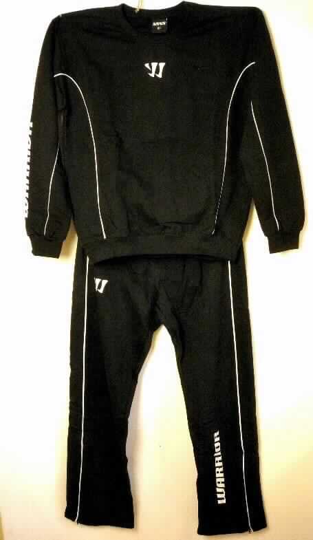 Trainingsanzug, sog. Trainingsanzug warmup-suit W2, Art. JOSUJ12, Größe 164, Foto siehe Anlage,
- bestehend aus einem Oberteil und einer langen Hose,
- erkennbar dazu bestimmt, ausschließlich oder im Wesentlichen bei der Ausübung eines Sports getragen 
  zu werden,
- aus ca. 1,0 mm dicken, einfarbigen Gewirken aus laut Antrag 65 % Baumwolle und 35 % Polyester 
  (synthetische Chemiefasern); mit zwei aufgebrachten Verzierungen (jeweils ein aufgedruckter Schriftzug
  und ein aufgedrucktes Firmenlogo) und kontrastfarbenen Paspelierungen, die sich auf beiden Teilen wiederholen, 
- ungefüttert,
- Oberteil:
-- über die Taille reichend (Rückenlänge: ca. 64 cm),
-- mit einem halsnahen, runden Halsausschnitt,
-- ohne Öffnung und ohne Verschluss, 
-- mit langen Ärmeln mit angesetzten, verengenden Bündchen,
-- am unteren Rand mit einem angesetzten, verengenden Bund,
- lange Hose: 
-- in der Taille abschließend mit einem verengenden, elastischen Bund und einem Kordelzug,
-- ohne Öffnung und ohne Verschluss,
-- mit knöchellangen Hosenbeinen, 
-- hinten mit einer aufgesetzten Tasche, 
-- an den gesäumten Beinabschlüssen seitlich mit etwa 25 cm hochreichenden Öffnungen mit Reißverschluss.

"Trainingsanzug, aus Gewirken, aus Baumwolle"