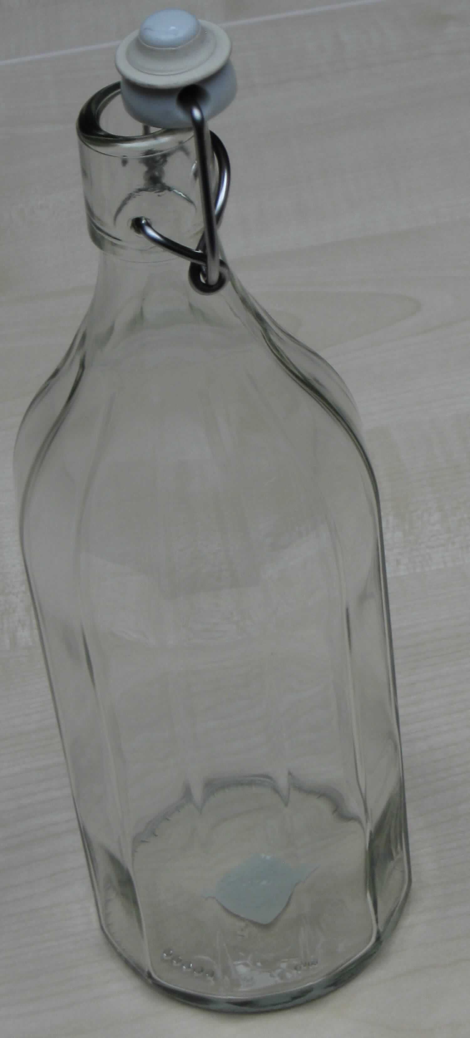 Flasche aus Glas, sog. Glas-Flasche, Art. 3180, Foto siehe Anlage,
ein Warenmuster wurde nicht vorgelegt, die Einreihung erfolgt anhand der Antragsangaben,
- aus nicht gefärbtem Glas (nicht aus Glasröhren hergestellt), 
- mit einem Bügelverschluss aus unedlem Metall und einem Stopfen mit einem Dichtungsring aus Kunststoff,
- mit einem Nenninhalt von 500 ml,
- mit einer Höhe von ca. 23,5 cm und einem Durchmesser von 7,2 cm,
- zur Aufnahme von Nahrungsmitteln oder Getränken vorgesehen.

"Flasche aus Glas, zu Transport- oder Verpackungszwecken, nicht aus Glasröhren hergestellt,
 aus nicht gefärbtem Glas, mit einem Nenninhalt von mehr als 0,33 l, jedoch weniger als 1 l,
 für Nahrungsmittel und Getränke"