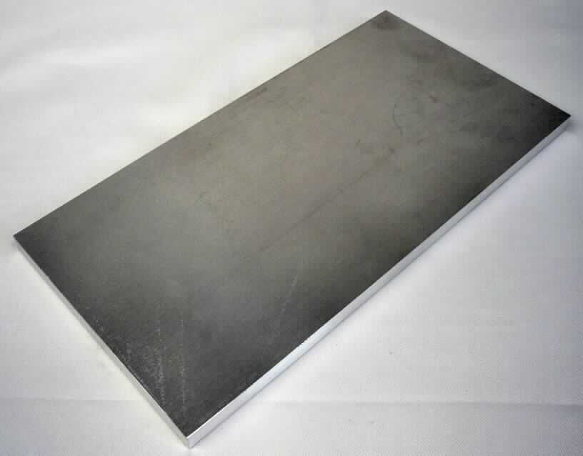 Aluminiumblech

Die Ware sich dar als ein massives metallisches, rechteckiges Flacherzeugnis. Die Abmessungen betragen 200 mm x 100 mm x 8 mm. Bei dem Material handelt es sich nach den Angaben um nicht legiertes Aluminium. Die Platte wird zur Justierung einzelner Gerätemodule verwendet.
Die Platte verfügt über keine Maßeinteilungen oder sonstigen Merkmale. 

Die Ware ist als Blech, aus Aluminium, mit einer Dicke von mehr als 0,2 mm, rechteckig, aus nicht legiertem Aluminium, anderes, mit einer Dicke von 6 mm oder mehr in die Unterposition 7606 1199 der Kombinierten Nomenklatur einzureihen. Eine Einreihung als Teil oder Zubehör eines Messgerätes oder Instruments zum Prüfen im Sinne des Kapitels 90 ist aufgrund fehlender Bearbeitungsmerkmale ausgeschlossen.